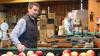 Obstbauer Peter Stenger aus Halsbach mit Frau Karin an der Apfelsortieranlage.