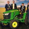 Auszeichnung für Preh (von links): Jürgen Jungert (links) und Charlie Cai (Zweiter von rechts) nahmen von Pierre J. Guyot (Zweiter von links) und Rich Czarnecki die Auszeichnung von John Deere in Empfang.
