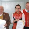 Für 25 Jahre Mitgliedschaft in der Arbeitsgemeinschaft Volksmusik Unterfranken wurden vom Vorsitzenden Reinhard Hüßner geehrt: (von links) Helmut Stadelmann aus Enheim, die „Gochsheimner Kerwa-Musikanten“, vertreten durch Angelika und Alfons Liebenstein, und die „Hellmsermer Dorfmusikanten“, vertreten durch den Leiter Wolfgang Schneider.