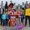 Ausgleich schaffen, durch Bewegung, Spaß und Spiel und ohne Medikamente, das ist das Konzept von „Die Supermannschaft“. Das Schulprojekt für Kinder mit und ohne ADHS ist bis 28. Juli an der Würzburger Grund- und Mittelschule Vinzentinum zu Gast. Nach einem pädagogischen Konzept leiten fachlich weitergebildete Trainer die Kinder direkt an der Schule an, die eigenen Stärken zu finden und für bessere Sozial- und Schulleistungen zu nutzen.   Wichtiger Bestandteil des Tagesablaufs ist laut einer Pressemitteilung das gemeinsame gesunde Frühstück. Die Milch stellt die Bayerische Milchindustrie eG (BMI) dafür während des gesamten Projektzeitraums zur Verfügung. Für die Kinder gab's außerdem von Benjamin Zaremba, Leiter Produktmanagement bei der BMI, eine große Spieletonne, die mit Bällen, Würfeln und Seilen für viel Spaß und Bewegung in der Pause sorgt.   Foto: Genoss. Bay. Milchindustrie