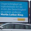 (hh)  Bewusst am „Tag gegen den Rassismus“ im März haben die „Freunde von Schweinfurt ist bunt“ ihre Nachdenkkampagne gestartet. Dieses Zeichensetzen für die elementaren Werte unserer Gesellschaft, die Demokratie, Toleranz und Mitmenschlichkeit, besteht aus TV-, Radio- und Kinospots und jetzt hängenden Großflächenplakaten mit thematisch passenden Zitaten aus der Bibel, dem Grundgesetz und von Persönlichkeiten wie von Martin-Luther-King. Dem wegen eines Nazi-Auftritts ausgerechnet zum 1. Mai 2010 gegründeten Bündnis für Demokratie und Toleranz gehören aktuell 78 Parteien, Verbände, Organisationen und Vereine an. Ende 2016 wurde aus Gründen der Gemeinnützigkeit der Verein gleichen Namens gegründet, der nun auch die Kampagne verantwortet. Erst am Samstag traten Vertreter des Bündnisses auf dem Wichtermann-Platz einem Häuflein von Rechtsaußen entgegen. Rechtspopulisten, Rassisten und Nazis, die Menschenfeindlichkeit schürten und ein Klima der Respektlosigkeit anwenden, seien in Schweinfurt nicht willkommen, sagten mehrere „Bunte“-Sprecher. Das abgebildete Plakat hängt in der Fehrstraße.