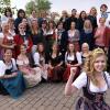 (cle)   40 Jahre Weinfest in Nenzenheim – das wurde am Wochenende in dem Iphöfer Ortsteil ausgiebig gefeiert. Tausende Besucher strömten ins Festzelt, um beim Auftakt der Weinfestsaison in der Region dabei zu sein. Das Programm war mit Top-Gruppen wie den Würzbuam oder dem Abschiedskonzert der Reuscher Musikanten gut bestückt. Den runden Geburtstag nahm die Weinfestgemeinschaft – bestehend aus Weinbau- und Sportverein Nenzenheim – zudem zum Anlass, die Weinhoheiten aus den vergangenen vier Jahrzehnten einzuladen. Die amtierende Weinprinzessin Christina I. (Hartmann) hieß ihre Vorgängerinnen zum Empfang im Feierwehrsaal willkommen. Wie unser Bild zeigt, konnte der Zahn der Zeit den wein-erprobten Damen nicht das Geringste anhaben.