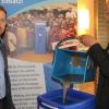 Lions-Präsident Jürgen Daeneke (rechts) und Movie-Chef Johannes Bröstler überzeugten sich von der Funktion des Trinkwasserfilters.Foto: Martin Harth