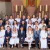 (jos)   31 Kinder feierten am Weißen Sonntag ihre Erstkommunion in der Pfarrkirche „Zur Heiligen Familie“. Sie erinnerten sich in der voll besetzten Kirche mit Vikar Florian Herzog an einzelne Gruppenstunden, in denen sie spielerisch die Bibel und die Bedeutung für sie selber kennengelernt hatten. In der Messe empfingen die Kinder mit großer Ernsthaftigkeit zum ersten Mal die Kommunion und durften den Segen an jüngere Kinder mit einem Kreuzzeichen auf die Stirn weitergeben. So erfuhren sie, dass man für Jüngere immer eine Verantwortung hat. Der Gottesdienst wurde von Jugendlichen aus der Pfarrei mit einer Band und an der Orgel begleitet. Der Tag endete mit einer Dankandacht in der Stadtkirche St. Andreas. Die Kommunionkinder in diesem Jahr sind Elinor Beyer, Mona Diener, Rafael Ehrenfels, David Filser, Finn Forstner, Lea Götz, Larissa Grün, Vanessa Herkert, David Jachnik, Noah Kistner, Henry Knauer, Marlene Köhler, Tim Kübert, Susi Langner, Marina Lehnert, Eva Lutz, Ella Öchsner, Vivien Osta, Jona Pastuschka, Jule Peter, Leni Peter, Meilina Pfister, Lilli-Maria Ringelmann, Mona Roskosch, Svenja Rösser, Dario Salvia, Kim-Maureen Schwehla, Vincent Seitz, Leonore Thesen, Romy Wicha und Paulina Zink.