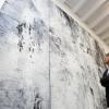 (oli)   Nun ist es fertig: „Das ganz große Format“, das der Künstler Peter Casagrande fünf Wochen lang in der Großen Halle der Kunsthalle geschaffen hatte. Am vergangenen Donnerstag war Vernissage der Ausstellung, die bis 10. September Dienstag bis Sonntag von 10 bis 17 Uhr sowie donnerstags bis 21 Uhr zu sehen ist. „Am Ende muss ein Bild über mich herauswachsen, muss mehr sein, als ich erklären kann“, sagt der Künstler über seine Werke. Das Projekt in der Kunsthalle, wo er eigens ein sieben mal zehn Meter großes Bild in Acryl auf Leinwand, bestehend aus zehn Einzelteilen, in Grau-, Weiß- und Schwarztönen malte, ist das mit Abstand größte, das er bisher schuf. Das Besondere war, dass es Kunsthallen-Chefin Andrea Brandl Casagrande ermöglichte, den Prozess der Entstehung der Öffentlichkeit zugänglich zu machen, fünf Wochen lang konnte man den Maler beim Arbeiten beobachten, mit ihm diskutieren und sich erklären lassen, worauf es ihm ankommt. Am Donnerstag, 4. Mai, gibt es um 19 Uhr im Rahmen der Ausstellung ein besonderes Konzert mit den Musikern Gerald Eckert (Violoncello/Elektronik) und Beatrix Wagner (Flöte). Eckert hatte Ende der 1990er-Jahre eine eigene Komposition zeitgenössischer klassischer Musik, inspiriert von einem Bild Casagrandes, geschrieben und ist mit dem Künstler befreundet. In Schweinfurt spielt er seine eigenen Kompositionen unter dem Titel „Aux mains de l?espace“. Karten für 15 Euro inklusive Besuch der Ausstellung unter ? (0 97 21) 51 47 21. Eine Diaserie mit Bildern von der Entstehung des Gemäldes und der Vernissage finden Sie unter www.mainpost.de/schweinfurt.