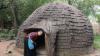 Sandra Parisi aus Lohr besichtigt bei ihrem Einsatz in Tansania eine traditionelle Lehmhütte.