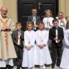 (sc)   In der St. Nikolauskirche in Ostheim feierten acht Kinder mit Pfarrvikar Stefan Beetz das Fest ihrer Erstkommunion. Musikalisch ausgeschmückt wurde der Festgottesdienst vom Chor „Chrisma“ unter der Leitung von Christine Schwinn. Die Blaskapelle Ostheim unter der Leitung von Jürgen Hau begleitete den Festzug von der Kappl zur Kirche. Im Bild die Kommunionkinder (hinten von links) Phil Bank, Lucy Derleth (beide Ostheim) und Anna Braunersreuther (Neuses), sowie (vorne von links) Luca Herrmann (Ostheim), Sarah Regner (Schweinshaupten), Nina Tildtmann (Ostheim), Danny Deuerling (Kimmelsbach) und Nele Pechtold (Ostheim) mit Pfarrvikar Stefan Beetz.
