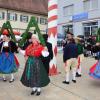 (mae)   Der Heimat- und Trachtenverein Höchberg, unterstützt vom Trachtenverein Würzburg, hatte ein volles Programm am vergangenen Wochenende. Gleich drei Auftritte absolvierten die Bewahrer der fränkischen Traditionstänze heuer in Heidingsfeld, Würzburg und zum Abschluss in Höchberg. Besonders erfreut zeigte sich Höchbergs  Vorstand Klaus Kempf, dass auch einige neue Tänzerinnen mit dabei waren, die zu Beginn des Jahres einen Einsteigerkurs besucht hatten und nun ihren ersten Auftritt beim Tanz um den Höchberger Maibaum hatten. Trotz des schlechten Wetters drehten die Tänzer ihre Kreise um den Metallbaum – zu den Klängen der Musikfreunde Höchberg – die im Anschluss noch ein Platzkonzert gaben. „Schön, dass es solche Traditionen noch gibt“, lobten die Besucher am Marktplatz die tapferen Tänzer.
