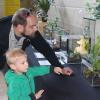 Handtellergroße Vogelspinnen, Skorpione, farbig schillernde Insekten und Käfer waren am Sonntag zu Gast in der Scherenberghalle. Schon am Vormittag, zu Beginn der Spinnen- und Insektenausstellung, kamen hauptsächlich Familien mit Kindern, um die etwa 70 Krabbeltiere aus den Tropen in den wohltemperierten Terrarien mit einer Mischung aus Neugier und Respekt zu bestaunen.  Das Familienunternehmen Terra Exotic aus Hanau ist seit sechs Jahren in Süddeutschland unterwegs und stellt lebende und präparierte Spinnen und Insekten öffentlich aus. Bei ihrem zweiten Besuch in Gemünden lag der Schwerpunkt auf Vogelspinnen, die in unterschiedlichen Arten in Südamerika, Afrika und Asien vorkommen. Die kleinen Informationstafeln an den Terrarien, ausführliche Aushänge und Videobeiträge informierten über die Lebensgewohnheiten und Eigenarten der Tiere und auch über die Stärke des Giftes, mit dem sie ihre Beute erlegen  Die Besucher erfuhren dabei, dass im Grunde alle Spinnen bis zu einem gewissen Grad giftig sind, und dass Männchen sechs bis acht und Weibchen 20 Jahre alt werden können. Foto: F. Heilgenthal