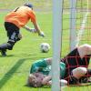 Für diesen Akteur der Poppenläurer Reserve war es sicher ein Trostpflaster, dass sein Keeper Ralf Merz einen Treffer verhinderte.Foto: ssp