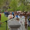 (hbr)   Mit dem traditionellen Gottesdienst am Freialtar wurde am 1. Mai auch am Zeiler Käppele wieder die Wallfahrtssaison eingeläutet, auch wenn mittlerweile mit den Andachten und dem Berggottesdienst 6.0 das ganze Jahr über Gottesdienste am Käppele stattfinden. Neben den Gruppen die im Laufe des Jahres die Wallfahrtskapelle besuchen, werden sich 34 Paare das Jawort dort geben. Beim Freialtar-Gottesdienst, den der Leiter der Pfarreiengemeinschaft „Am Weinstock Jesu“  Pfarrer Michael Erhart gemeinsam mit Pfarrer im Ruhestand Reiner Fries und den Gläubigen feierte, ging der Seelsorger auf die Würde des Menschen ein. Am Nachmittag eröffnete Pfarrer Michael Erhart den Reigen der Maiandachten. Die Maiandachten stehen in diesem Jahr unter dem Motto „Bekannte Marien-Wallfahrtorte und ihre Bedeutung“. Bei der ersten Andacht richtete der Seelsorger den Blick auf Lourdes. Viele hundert kleine brennende Kerzchen in der Grotte zeugten am Abend von einer Vielzahl an Gläubigen, die im Laufe des Tages auf den Berg gekommen waren. Pfarrer Michael Erhart lud alle Gläubigen zum Mariensingen am Sonntag, 7. Mai, um 15 Uhr ins Zeiler Käppele ein.Foto: Brigitte Hamm