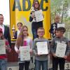 Siegerehrung beim 63. Seifenkistenderby für die Stadtmeisterschaft. Im Bild (hinten von links): Sarah Brandt, Marie Reinstein und Leander Schmincke; vorne: Selina Kühl, Jana Brandt, Carlos Reinstein und Samuel Kunkel. Mit im Bild: Rennleiter Marco Reinstein (links), MSVg-Vorsitzender Konrad Haub (rechts) sowie Bürgermeister und Schirmherr Thorsten Wozniak (Zweiter von links, hinten).