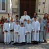 (cd)   Da sich die Rodheimer Kirche im Umbau befindet, feierten die Kommunionkinder aus Rodheim ihre erste heilige Kommunion in der St. Kilians-Kirche in Hemmersheim. Pfarrer Gerd-Richart Neumeier zelebrierte den Festgottesdienst mit dem Thema „Ein Hirte und eine Herde“. Bei sonnigem Wetter spielten die Rodheimer Musikanten nach dem Gottesdienst zu einem Standkonzert auf. Im Bild (erste Reihe von links): Marina Groll (Rodheim), Jonah Klaus (Rodheim), Benjamin Kempf (Oberickelsheim), Noel Flory (Gollhofen), Felix Freitag (Rodheim) und Tim Kümmert (Oberickelsheim).