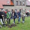 Spatenstich im Regen: Dennoch gut gelaunt waren Christoph Blank vom Bauunternehmen Blank, die Architekten Rainer Kriebel und Erik Reitter, Pfarrer Jerzy Jelonek, Bürgermeisterin Ursula Engert, Kirchenpflegerin Christl Günder und Otmar Finger von der bischöflichen Finanzkammer des Ordinariats (von links).