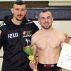 Kevin Barth, Kampfsportler der „Extreme Arts Academy“ Haßfurt war beim Nationwide-Cup in Wetzlar vertreten. Der Athlet kämpfte sich auf Platz eins und holt somit den Nationalpokal nach Haßfurt. Der Oberschwarzacher ging in der Kategorie „Grappling“, dem Bodenkampf, an den Start. Es handelt sich dabei um einen Teilbereich der „Mixed Martial Arts“. Barth schaffte es von Beginn an, seinen Widersacher im Ring zu kontrollieren und holte sich den Sieg in der Gewichtsklasse bis 80 Kilogramm. Das Foto zeigt Barth (rechts) mit seinem Trainer Denny Krüger. Foto: Marco Krüger