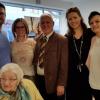 Strahlten bei der Neueröffnung von „Langzeit-Optik“ in Ostheim um die Wette: (hinten, von links) Inhaber Heiko Lang mit Ehefrau Yvonne, Bürgermeister Ulrich Waldsachs und die Optikermeisterinnen Anna Weber und Anja Schmuck. Vorne im Bild die fast 90-jährige Oma von Heiko Lang, die ihrem Enkel zur Geschäftseröffnung gratulierte.