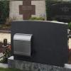 Auf dem städtischen Friedhof von Gerolzhofen (Lkr. Schweinfurt) hat ein findiger Hobbybastler einen Briefkasten an die Rückseite eines Grabsteins geschraubt, um darin Kerzen und kleine Gartenwerkzeuge aufzubewahren. Die Idee hat ein großes Echo ausgelöst.