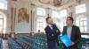 Der „Kunst + Krempel“-Experte Frank Matthias Kammel (links) stellte mit Florian Maurice, Redakteur der BR-Sendung, das Fürstenzimmer des Kloster Bronnbach als Drehort vor.