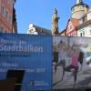 (fw)   Nachdem der geplante Auftakt vergangenen Donnerstag dem Wetter zum Opfer fiel, startet ab diesen Donnerstag, 11. Mai, die Aktion „Fitness am Stadtbalkon“ den zweiten Versuch. Neben den drei Fitnesscentern, Bodypower, Balance und Life Fitness Club sowie der TGK, die im vergangenen Jahr schon vertreten waren, werden diesmal zusätzlich auch Yoga-Stunden am Samstagmorgen mit Carmen Kraus und zwei Schnuppereinheiten Stand-Up-Paddling mit York Falkenberg angeboten. Fitness am Stadtbalkon ist eine Aktion des Kitzinger Stadtmarketingvereins und läuft immer donnerstags bis einschließlich 14. September. Es werden jeweils zwei Fitnesseinheiten in der  Zeit von 18 bis 20 Uhr angeboten. Alle drei bis vier Wochen gibt es zusätzlich ab 17 Uhr einen Zumba-Kurs für Kinder. Das komplette Programm findet man auf www.kitzingen-kanns.de sowie über www.facebook.com/kitzingenkanns. Die Teilnahme ist für alle Fitness-Fans kostenlos und unverbindlich.