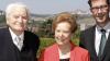 Oberbürgermeister Christian Schuchardt (rechts) gratuliert dem Ehepaar Werner und Helga Kraft zur Gnadenhochzeit.