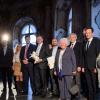 (red)   Gleich zwei unterfränkische Passionsspielvereine würdigte Bayerns Finanz- und Heimatminister Markus Söder in der Würzburger Residenz mit dem bayerischen Heimatpreis (wir berichteten). Leider gab es bei den Bildern eine Verwechselung, weshalb in der Samstagsausgabe an dieser Stelle nicht die Sömmersdorfer Passionsspieler zu sehen waren, sondern die Dammbacher aus dem Landkreis Aschaffenburg. Im (korrekten) Ehrungsbild trägt Robert König, Vorsitzender des Vereins Fränkische Passionsspiele Würzburg (Vierter von links), den weißen Porzellan-Löwen, den ihm Söder (Dritter von links) mit Anerkennung und Respekt überreicht hatte. Beim Festakt mit dabei waren neben etlichen engagierten – unkostümierten – Sömmersdorfern auch Landrat Florian Töpper (Dritter von rechts) und Euerbachs Bürgermeister Arthur Arnold (Fünfter von rechts). Beide setzen sich dafür ein, dass das Freilichtgelände eine neue Überdachung erhält und weitere anspruchsvolle Veranstaltungen zwischen dem Turnus der Passionsspiele stattfinden können.