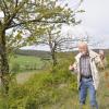 Die Abhänge zum Farrnbach auf Wetzhäuser Gemarkung sind von aufgelassenen Streuobstbeständen geprägt. Auf ihnen findet Helmut Müller vertrocknete und leere Samenstände der Kartäusernelke.