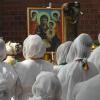 In der äthiopisch-orthodoxen Gemeinde: Die weißen Tücher symbolisieren Reinheit. Frauen wie Männer hüllen sich darin ein.