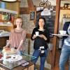 Es geht wieder los: Nach eineinhalbjähriger Babypause eröffnete Annika Wanzura (rechts) am Freitag wieder ihr Café „Die Anstalt“ in Großeibstadt. Unterstützung erhielt sich von ihrer 14-jährigen Tochter Mia (links) und der 17-jährigen Lena Müller.