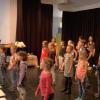Die „KisiKi-Kids“ mit Doris Kampmann (links) und Frank Hauck (rechts) zogen das Publikum in ihren Bann und ernteten viel Applaus.