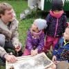 (ewie)   Beim Waldtag der Stockheimer Kindergartenkinder drehte sich alles um die Honigbiene. Laurin Zöller, Biochemie-Student aus Würzburg, betreibt die Imkerei als Hobby und besucht Schulen und Kindergärten, um Kindern altersgerecht und spielerisch viel Wissen über die nützlichen Insekten zu vermitteln. Von ihm erfuhren die Kinder, dass die Bienen nicht nur leckeren Honig liefern, sondern auch wichtig für die Bestäubung der Pflanzen sind. Den Bienen ist es maßgeblich zu verdanken, dass es überhaupt Obst und Gemüse geben kann. Zöller hatte zwei Bienenkästen mitgebracht, die die Kinder ganz genau in Augenschein nehmen konnten, da sich darin keine lebenden Bienen befanden. Bildmaterial veranschaulichte das Leben im Bienenstock. Auch Werkzeuge eines Imkers, wie den Smoker und die Arbeitskleidung hatte er dabei. Schließlich durften die Mädchen und Jungen noch Honig probieren. Die meisten fanden das auch richtig lecker. Laurin Zöller hatte zum Abschied als Geschenk noch für jedes Kind ein kleines Glas mit dem süßen Gold und ein Büchlein über die Wunderwelt der Bienen mitgebracht.
