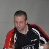 Peter Herbst (54) kehrt zu seinen Tischtennis-Wurzeln zurück. Er verstärkt in der neuen Runde seinen Heimatverein TV Ochsenfurt, der als Aufsteiger in der 1. Bezirksliga an den Start geht. „Aber nicht in Vollzeit“, schränkt der Routinier ein. Aus beruflichen Gründen steht er seiner Mannschaft nur in einer begrenzten Anzahl von Spielen zur Verfügung. „Drei in der Vor- und drei in der Rückrunde“, plant Herbst, der zuletzt für den Süd-Bayernligisten TSV Schwabmünchen an die Platte ging, aber auch schon für Kickers Würzburg, TSV Ansbach und TV Etwashausen im Einsatz war.  Frank Sponsel (36) hat in seinem Tischtennisleben, das nun auch schon rund 26 Jahre dauert, für drei Vereine gespielt. Seine ersten Schläge machte er beim TV Etwashausen, für den er rund elfeinhalb Jahre im Einsatz war. Es folgten zwölfeinhalb bei der DJK Astheim in der 2. und 3. Bezirksliga, ehe er in den letzten zwei Spielzeiten für den Kreisligisten VfL Kleinlangheim aufschlug. Dort wohnte er nicht weit von der Sporthalle entfernt, was der Angestellte einer Iphöfer Weltfirma zunächst als verlockend und angenehm für sich und seine Familie empfand. In der neuen Runde trägt er aber wieder das Trikot seines Herz- und Magenvereins DJK Astheim. Dort freut man sich natürlich über die Rückkehr des verlorenen Sohnes, durch dessen Mitwirken die berufliche Veränderung von Christopher Bedenk nach Augsburg und dessen dadurch eingeschränktes Engagement etwas aufgefangen wird. Fotos (2): Karl Unger