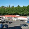 Die Gebäudeteile (rechts) auf dem Gelände an der Schützenstraße bleiben stehen, alle anderen Baukörper (rotes Band) werden abgerissen und durch einen Neubau ersetzt. Nahkauf (Mitte) und Getränkemarkt Grimm (links, Schirme) verschwinden, ein denn's Biomarkt soll kommen. Metzgerei Michel und Bäckerei Wehner bleiben, alle drei Anbieter künftig mit einem separaten Eingang. Der Parkplatz wird neu geordnet.