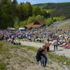 (uva/geha)    Mit der steigenden Beliebtheit des Weinwandertages in Erlenbach (Lkr. Main-Spessart) wachsen die Herausforderungen für die Verantwortlichen des veranstaltenden Sportvereins. Die negativen Ereignisse des vergangenen Jahres, als einige Gäste zu tief ins Glas geschaut und Polizei und Rettungsdienst beschäftigt hatten, sollen sich nicht mehr wiederholen. Wenn sich am Vatertag (25. Mai) die Wanderer auf die Hütten-Tour rund um die Winzergemeinde bei Marktheidenfeld machen, wird es deshalb einige Veränderungen geben. Vor allem wird es weniger Ausschankstationen in den Weinbergen geben – im Bild die umlagerte Weinbergscheune von Lothar Wirsching beim Weinwandertag 2016. Zudem hat der Veranstalter ein neues Security-Unternehmen beauftragt.  Das Ordnungsamt will auf den verbotenen Ausschank von Alkohol an Jugendliche verstärkt ein Auge werfen.
