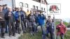 (ch)   Im Wilden Kaiser bei Going in Tirol liegt der „südlichste Punkt von Main-Spessart“, die Gaudeamus-Hütte. 2016 zur Wiedereinweihung der Schutzhütte der Bergfreude von der DAV-Sektion Main-Spessart hatte Landrat Thomas Schiebel ein historisches Schild des Landkreises mitgebracht, das jetzt 16 ehrenamtliche Helfer kurz vor dem Saisonstart in dieser Woche mit einem soliden Fundament versehen und unter den Klängen des Wanderalphorns aufgestellt haben, teilt die Vorsitzende Katja Manger mit. Die Helfer kümmerten sich zudem auch um den weiteren Innenausbau und den Dachstuhl von 1927. Als nächste Veranstaltung steht nun das Sonnwend-Wochenende vom 23. bis 25. Juni auf der Gaudeamus-Hütte an. Infos unter www.dav-main-spessart.de.