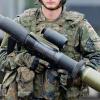Ein Soldat hält eine Panzerfaust in den Händen. Dieses Symbolbild entstand auf dem Truppenübungsplatz im niedersächsischen Munster bei einer Informationslehrübung.