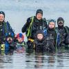 (dübi)   Ein verlängertes Wochenende nutzten die Einsatztaucher der Wasserwacht Hammelburg, um einige Tauchgänge am Kulkwitzer See bei Leipzig zu absolvieren. Mit dabei waren auch sieben Teilnehmer des Lehrgangs „Taucher im Wasserrettungsdienst“. Tauchausbilder Peter Gößmann-Schmitt vermittelte zusammen mit Tauchausbilder-Anwärter Sebastian Schlereth und Markus Merz wichtige Erfahrungen beim Tauchen draußen im Freiwasser, welches auch mal die drei Meter unserer Fränkischen Saale überschritt. Bei nur fünf bis sechs Grad im Wasser und fast Minusgraden beim nächtlichen Zelten, mussten alle ihre Einsatzbereitschaft beweisen. Zwischen den verschiedenen Tauchgängen wurde auch an Land mit dem Kompass geübt oder die neueste Vorschrift für das Tauchen betrachtet, wobei natürlich auch der Spaß nicht zu kurz kam. Mit dabei waren auch Freunde der Wasserwacht Bad Kissingen, Bad Neustadt/Saale und Wasserwacht Wülfershausen.Foto: Bernhard Loose