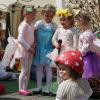 (gth)   Ein buntes Programm aus Gedichten, Liedern und Tänzen hatten die Kinder der KiTa Oberschwarzach zusammen mit Leiterin Heidrun Hertrich und dem  KiTa-Team für das Sommerfest vorbereitet. Auf dem Kirchplatz boten sie den zahlreichen Zuschauern eine Vorführung zu den vier Jahreszeiten. Passend zu Vivaldis Musik tanzten vier Elfenkinder jeweils den Frühling, den Sommer, den Herbst und den Winter herbei und schmückten dabei den Baum in der Mitte der Tanzfläche passend zur Jahreszeit. Mit einem Raupentanz und dem Gedicht „Die kleine Raupe Nimmersatt“ wurde der Frühling begrüßt, danach waren die Schmetterlinge mit ihrem Tanz zu sehen. Ein Schwarm junger Bienen mit dem Grashüpfer Flip im Schlepptau hüpfte mit dem Biene-Maja Tanz in den Sommer. Die Kleinsten der Bambinogruppe stellte bei ihrer Vorführung zum Herbst Fliegenpilze dar, die gemeinsam mit den Elfen im Reigen tanzten. Den Abschluss machten die Winterkinder als kleine Schneekristalle verkleidet mit ihrem Schneeflockentanz. Für das leibliche Wohl während und nach der Vorführung sorgte wieder der Elternbeirat, der auch die traditionelle Tombola organisiert hatte. Für die Kinder gab es im Garten der KiTa eine Spielstraße mit Kinderschminken, Wasserbomben und Bastelmöglichkeiten. Weitere Fotos unter www.mainpost.de/schweinfurt