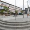 Nach mehr als vierjähriger Bauzeit bezieht die Polizeiinspektion Würzburg-Stadt ab diesem Montag, 22. Mai, das komplett sanierte Dienstgebäude in der Augustinerstraße. Um 13 Uhr wird dort der Dienstbetrieb aufgenommen und die Polizeibeamtinnen und -beamten stehen den hilfesuchenden Bürgern an der neuen Örtlichkeit weiterhin rund um die Uhr als Ansprechpartner zur Verfügung, heißt es jetzt in einer Pressemitteilung. Ab diesem Zeitpunkt findet im bisherigen Dienstgebäude im Gebäude vom Glas-Keil in der Nürnberger Straße 37 kein Publikumsverkehr mehr statt.   Die Würzburger Polizei bittet alle, die ein polizeiliches Anliegen haben oder eine Anzeige mit Bezug zum Stadtgebiet Würzburg erstatten wollen, sich ab Montagmittag, 13 Uhr, wieder in der Augustinerstraße zu melden. Unabhängig davon sind ab diesem Zeitpunkt im Dienstgebäude Weißenburgstraße 2 nur noch die Polizeiinspektion Würzburg-Land sowie die Kriminalpolizeiinspektion Würzburg wie bisher erreichbar.   Wer sich ein Bild von der dann größten Polizei-Inspektion Bayerns mit rund 300 Beamtinnen und Beamten machen will, die für über 20 Millionen Euro saniert worden ist, für den bietet die Würzburger Polizei am 3. Oktober einen Tag der offenen Tür an, bei dem unter anderem die Möglichkeit besteht, das neu renovierte Dienstgebäude zu besichtigen. Daneben wird es viele weitere Aktionen für Klein und Groß geben, die einen Einblick in den Polizeialltag gewähren.   Erreichbar ist die PI Würzburg-Stadt ab Montag unter der Adresse:  Polizeiinspektion Würzburg-Stadt, Augustinerstraße 24/26, 97070 Würzburg, Tel. (09 31) 457-22 30, E-Mail: pp-ufr.wuerzburg-stadt.pi@polizei.bayern.de Foto: Thomas Obermeier