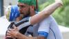 Umarmung für den Sieger: Der Würzburger Tobias May (rechts) war beim Drei-Flüsse-Triathlon nicht zu stoppen.