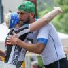 Umarmung für den Sieger: Der Würzburger Tobias May (rechts) war beim Drei-Flüsse-Triathlon nicht zu stoppen.