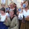 20 Markt Einersheimer Bürger haben sich zu einer Theatergruppe zusammengetan und spielen ein Stück, das von den Umständen rund um die Ernennung Einersheims zur Marktgemeinde erzählt.