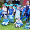(sfe)   „Erde, Wasser, Luft und Feuer sind den Menschen lieb und teuer“ lautet das Jahresprogramm im Kindergarten Roden. Auch beim Kindergartenfest standen die vier Elemente im Mittelpunkt. Bei ihrer Aufführung begeisterten die Kleinen ihre Eltern und Großeltern, die gar nicht genug Fotos von ihren Sprösslingen machen konnten. Sie tanzten, sangen und trugen Gedichte vor. Außerdem gab es eine kleine Spielgeschichte, die die Kinder als Feuerwehrleute im Einsatz zeigten. Bei der Spielstraße konnten alle Kinder Schiffe und Windspiele basteln sowie Schätze in der Erde finden. Auch beim Schätzspiel wurde das Thema aufgegriffen und so galt es, die Menge an Erde, Wasser, Streichhölzern und Luftballons in Gläsern möglichst genau zu erraten.