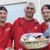 Die Kapitäne des SV Rödelmaier, Christian Hofgesang (links) und Sebastian Popp (rechts) haben den langjährigen Abteilungsleiter Klaus Straub mit einem Geschenk verabschiedet. Straub war 24 Jahre lang Chef der Fußballer und wurde von Christian Bauer beerbt.