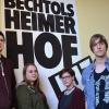 Lukas Harjung, Ricarda Gräf, Eva Uckermann und Gabriel Krapf (von links) sind ins Würzburger Jugendzentrum Bechtolsheimer Hof gekommen, um sich ein HipHop-Konzert anzuhören. Und: Sie helfen mit – vor und hinter der Bühne, an der Kasse, an der Theke. Freiwillig.