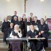 Am Samstag feierten elf Schwestern im Alten- und Pflegeheim der Dillinger Franziskanerinnen in Sendelbach feierlich Profess. Mit ihnen freuten sich im Bild oben (von links) Kaplan Christian Nowak, Provinzoberin aus Bamberg Sr. Martina und Hausoberin Sr. Regine und alle Mitschwestern und Gäste.