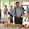 „Holz und seine Schönheit“ hat der Wombacher Schreinermeister Eduard Endres seine Ausstellung im Fischerhaus betitelt. Das Bild zeigt Endres mit einer Vielzahl gedrechselter Arbeiten bei der Ausstellungseröffnung.