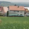 Hier soll im Anschluss an das Ende der Ortsbebauung Rettersheims ein neues Gewerbegebiet ausgewiesen werden. Unser Bild zeigt den rechten Bereich des Ortsbeginns neben der Kreisstraße aus Richtung Kreuzwertheim.