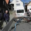 Das unscheinbar wirkende Antriebsrad der Braunsmühle ist ausgebaut, die Handwerker sind erst einmal zufrieden. Das Bild zeigt (von links): Günter Popeskul und Wolfgang Strokosch und Walter Schuhmann zwei seiner Mitarbeiter.