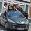 (ku)    Abi, Abi, Abitur!“ hallte es beim Auto-Korso der Abiturienten des Rhön-Gymnasiums immer wieder über den Marktplatz und durch die Straßen der Stadt. Am Freitag wurden die Prüfungsergebnisse bekannt gegeben, dann konnten die Gymnasiasten in ihren Abgänger-Shirts und bei sommerlich-heißen Temperaturen endlich feiern. Der Jahrgang hatte sich das Motto „Super Mabio – der Endgegner ist geschlagen“ in Anlehnung an das Autorennspiel „Mario Kart“ gegeben. Nach dem Korso durch die Stadt ging es hinunter zum Festplatz, wo die Abiturienten noch weiter feierten, tanzten und sangen. Die Abiturprüfungen sind noch nicht für alle Schüler beendet. Nach den Pfingstferien besteht die Möglichkeit, durch mündliche Prüfungen die Abiturnote zu verbessern oder gegebenenfalls doch noch ein „Bestanden“ zu erreichen. Weitere Bilder unter mainpost.de/rhoen-grabfeld
