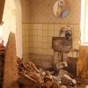 Das Innere des alten Dorfhäuschens lag zu Beginn in Schutt und Asche.